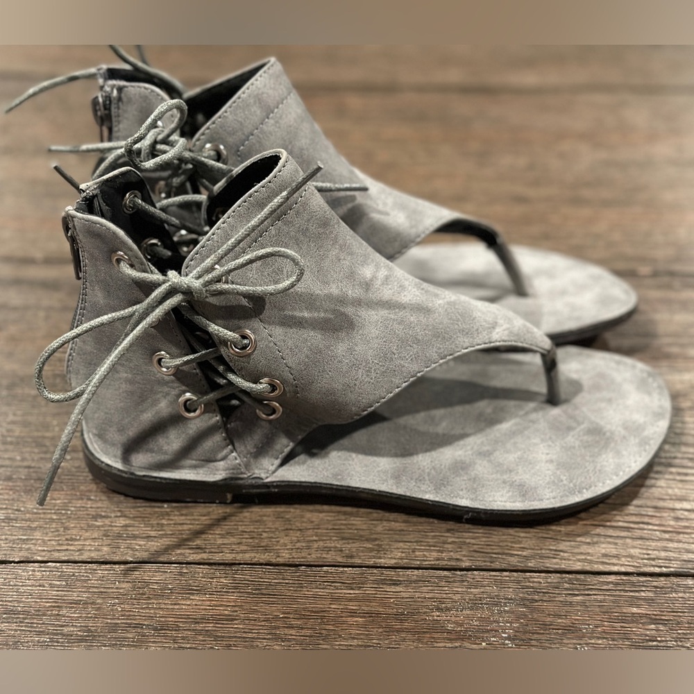 Chase & Chloe Valley gray side tie faux leather sandals,‎ sz 6, NWOT